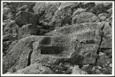 Τείχος Ν1. Πλίνθοι και τομαί εντός του φυσικού βράχου. Άποψις από Β.