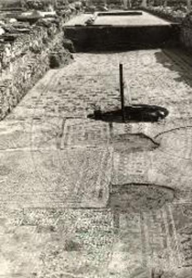 Τα επάλληλα πατώματα των βασιλικών στον χώρο του νότιου κλίτους.