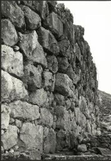 Εξοχή αναλημματικού τοίχου της επικλινούς αναβάσεως.