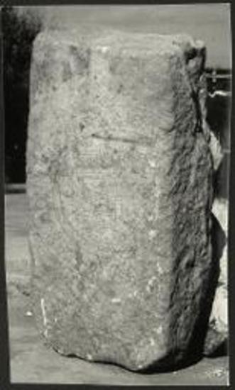 Πλαγία όψις αναγλύφου κούρου.