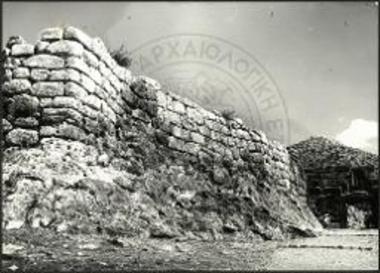 Η Πύλη των Λεόντων και το ανατολικόν τείχος της αυλής της μετά την αναστήλωσιν.