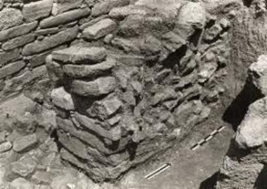 Η ανατ. παραστάς του στομίου του θολ. τάφου.