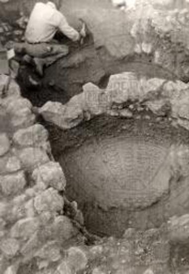 Ανατολική Οικία. Το παραπλεύρως του τοίχου α αποκαλυφθέντα δαπεδα και εστία.