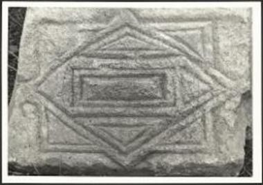 Γλυπτός διάκοσμος επιθήματος.