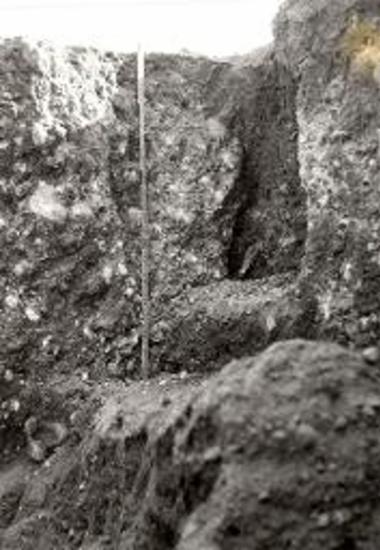 Ταφικός Κύκλος Β, τάφος Γ. Άνοιγμα εις τον βράχον μεταξύ των τάφων Γ και Ε.