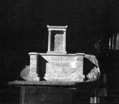 Γύψινη αναπαράσταση νεκρικού μνημείου Αλίφειρας.
