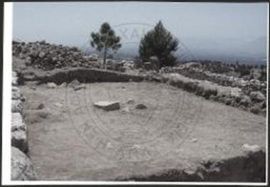 Η περιοχή μεταξύ της ΒΔ Συνοικίας και των Δωματίων Λ (θέση Κτιρίου Κ) πριν από τον καθαρισμό.