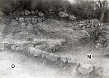 Οικία Πέτσα. Διαχωριστικό τοιχάριο μεταξύ χώρων Ο και Μ.