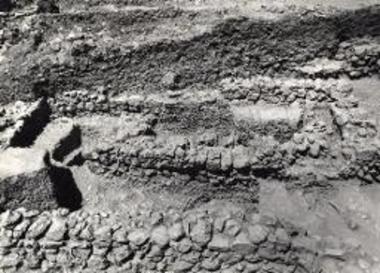 Συνοικία λόφου Παναγιάς, τοίχοι και τάφρος του δαπέδου του οικήματος Ι-2.