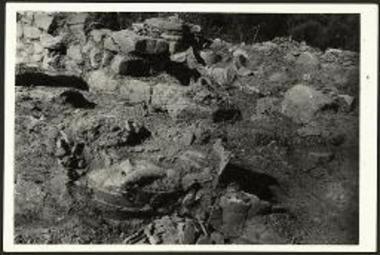 Ιερόν Ρουσσών Χόνδρου. Πίθοι του κέντρου του δωματίου Α1. Εις το βάθος το δωμάτιον Α2.