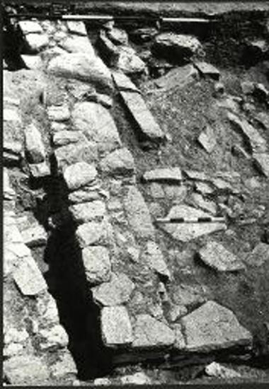 Πάρος, Κουκουναριές. Η πρόσοψη του (γεωμετρικού) οικοδομήματος.