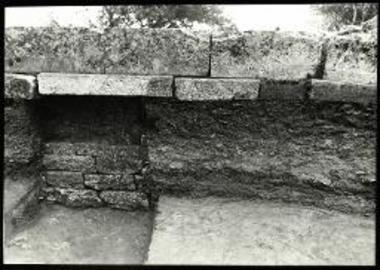 Ο βωμός ( ) του ναού και ο προκάτοχός του στην ίδια θέση.