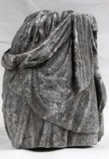 Μαρμάρινο αγαλματίδιο γυναίκας.