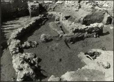 Γρόττα. Ο καμπύλος ΠΓ ταφικός περίβολος. Στο αριστερό άκρο της εικόνας διακρίνεται ο παραβιασμένος τάφος.