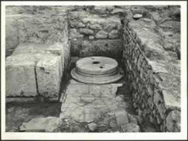 Κατά χώραν βάσις του κίονος του βορειοανατολικού διπλού στηρίγματος.