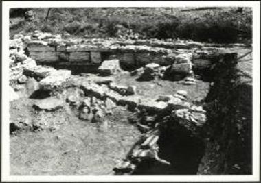 Δωδώνη. Η νοτιοδυτική γωνία του δωματίου ζ' και ο ανασκαφείς χώρος εκτός της πτέρυγας Ο2 του πρυτανείου έως τον νεώτερο περίβολο του ιερού. Άποψη από βόρεια.