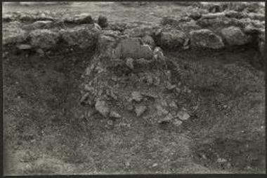 Λάκκος αργαλειού ( ) εντός του χώρου του ακκούβιτου της οικίας ΧΙ (από Δ).