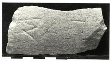 Επιγραφή σε όστρακο από τα θεμέλια του ναού.