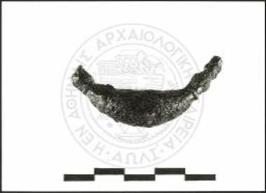 Χάλκινη πόρπη γεωμετρικών χρόνων από την ανώτερη στρώση του αγωγού.