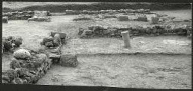 Μερική άποψις των οικιών V και ΧΙ  (από Α). Εις το μέσον το ευρύχωρον διαμέρισμα της οικίας.