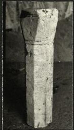 Βυζαντινόν κιόνιον ευρισκόμενον επί της Δ. στοάς.