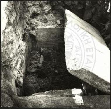 Ο τάφος Γ του Ν. κλίτους της βασιλικής μετά του σκελετού.