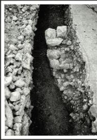 Κουνάβοι. Πήλινο πλακίδιο.