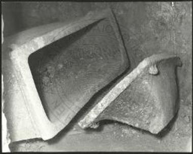 Λάρναξ εντός του τάφου Πάνω Βάθειας Ηρακλείου.