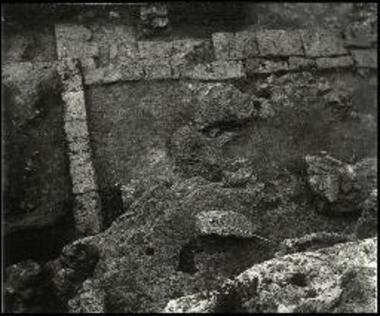 Λείψανα κατασκευών κατά το νότιον ήμισυ της δυτικής ζώνης από Δ.