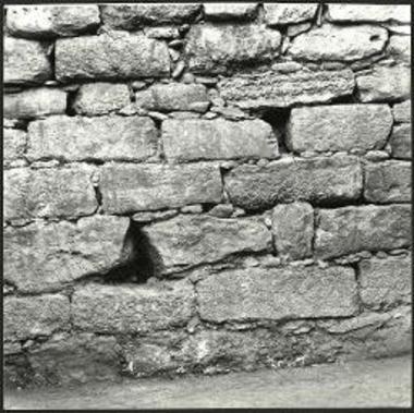 Η ανατολική πλευρά της θόλου. Επί του κατωτάτου δόμου διακρίνεται ενιαχού η εκ κονιάματος επίχρισις.