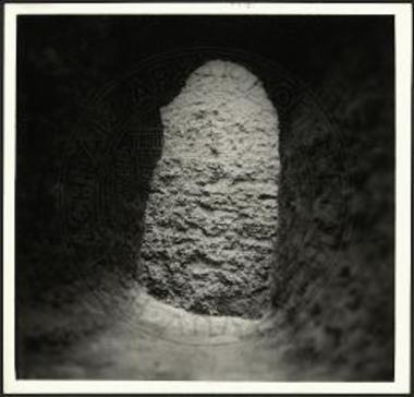 Το εσωτερικόν του οχετού του φρεατίου Φ 2, μετά του από Δ. ανοίγματος.