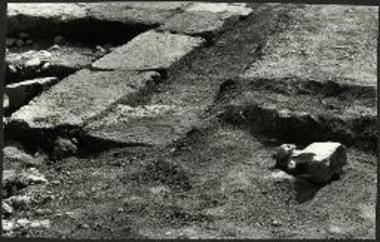 ΒΑ γωνία ρωμαϊκού «τεμένους». Πάνω τμήμα ερμαϊκής στήλης κατά χώραν.