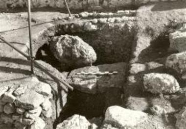 Ο αγωγός των πρωίμων ελληνιστικών χρόνων και ο λίθος από το έρκος του Μουσείου επάνω του.