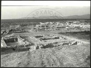 Ανατολικός χώρος της οικίας VΙ και οικία ΧΙΙ (από ΝΔ).