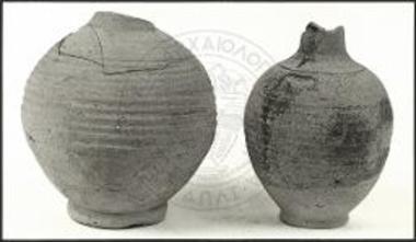 Δύο πρόχοι των χρόνων εγκατάλειψης του ΥΡ οικοδομήματος.