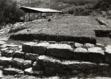 Επίδαυρος. Η δυτική γωνία του μεγάλου μυκηναϊκού αναλήμματος στο ιερό του Απόλλωνος Μαλεάτα. Η τελευταία σειρά δόμων και οι στενότεροι λίθοι.