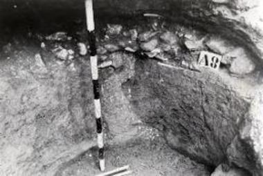 Τομή κοιλότητος με λιθάρια (-13/-35 εκ.).