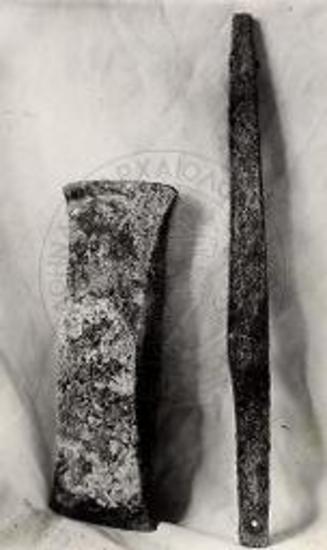 Χαλκούς πελέκυς και λεπίς μαχαιρίου (εκ του νεκροταφείου λαξευτών τάφων Αγ. Βασιλείου Χαλανδρίτσης).