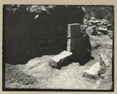 Η ανατολική είσοδος του μεγάρου.