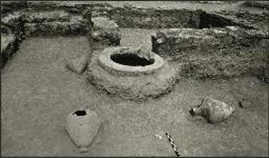 Μεσημβρία. Τομέας βόρεια του περιτειχισμένου οικισμού. Χώρος β, γ, η, με το στόμιο του πίθου.