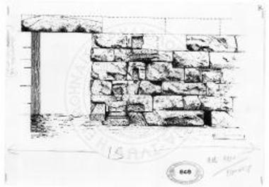 Η εξωτερική όψη τμήματος του τείχους της ανατολικής πύλης του φρουρίου μετά την αναστήλωση.