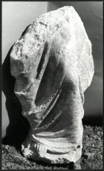 Το κάτω μέρος ντυμένου αγάλματος με την πλίνθο του.