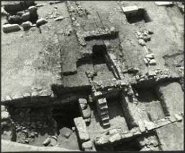 Το υπόγειον με το κλιμακοστάσιον.