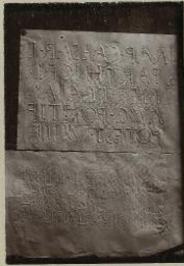 Άνω: Επιγρ. 53. Αυτοκράτορος Αδριανού. Κάτω: Επιγρ. 12. Επιτύμβιον Μ. Πομπωνίου Κρίσπου.