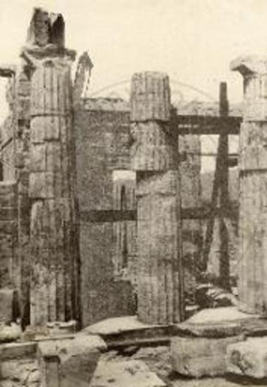 Προπύλαια. Η ανατολική πρόστασις. Οι τρεις κίονες του προς μεσημβρίαν τμήματος της προόψεως προ του 1912.