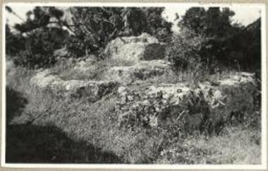 Βαθμίδες (α-β-γ) βωμού λελαξευμένου επί του βράχου επί του νοτίου λόφου της Γαληψού.