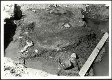 Το δάπεδον υπό το οποίον διετηρήθη η οικία Δ. Διακρίνονται τμήματα των τοίχων θ, ζ, δ.