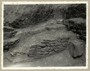 Η ΒΔ γωνία και η βορεία πλευρά του δωματίου α΄εσωτερικώς. Ο βόρειος τοίχος του α΄εσωτερικώς.