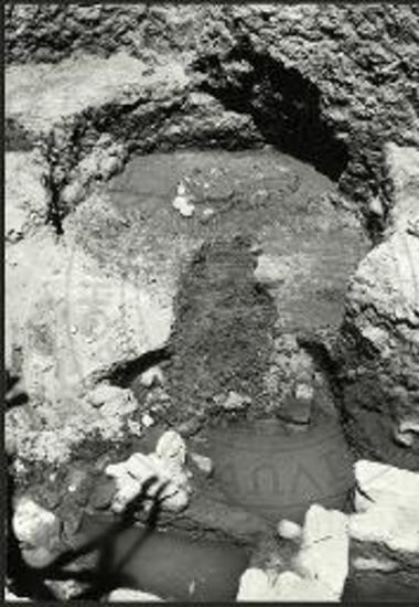 Ο βόθρος (εμπρός) και η κυκλική εστία (άνω).