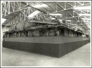 (DE) Wiederherstellung des Geb?lks und des Giebels des Nemesis Tempels.